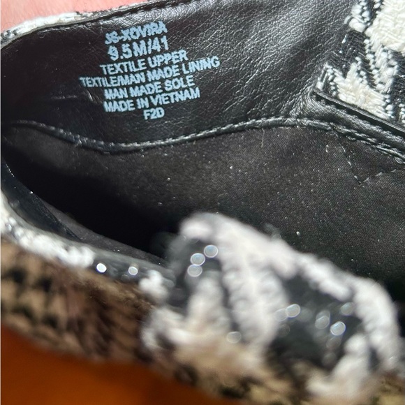 Jessica Simpson Xovira Houndstooth Heeled Bootie Black White Gold Heel - Picture 4 of 4